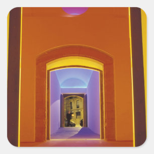 Pegatina Cuadrada UE, España, Barcelona. Puerta iluminada cerca de P