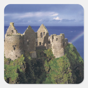 Pegatina Cuadrada Un arcoíris golpea el castillo medieval de Dunluce