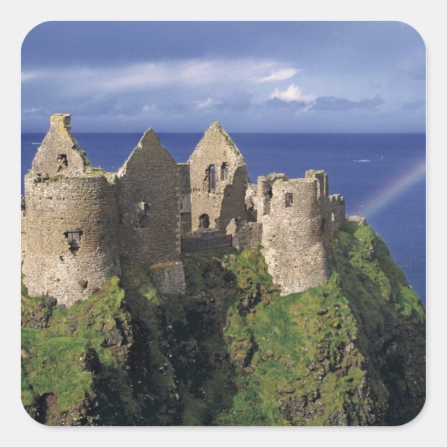 Pegatina Cuadrada Un arcoíris golpea el castillo medieval de Dunluce (Anverso)
