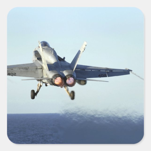 Pegatina Cuadrada Un avispón F/A-18C se lanza desde la cubierta de v (Anverso)