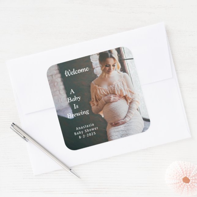 Pegatina Cuadrada Un bebé está elaborando cerveza Baby Shower (Sobre)