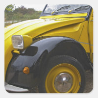un Citroen antiguo negro y amarillo 2CV 2 CV,