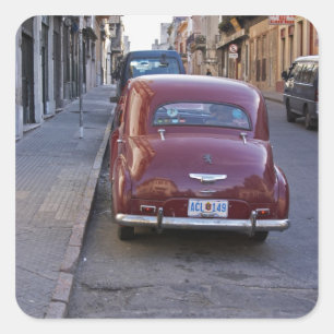 Pegatina Cuadrada Un clásico Peugeot rojo antiguo estacionado en una