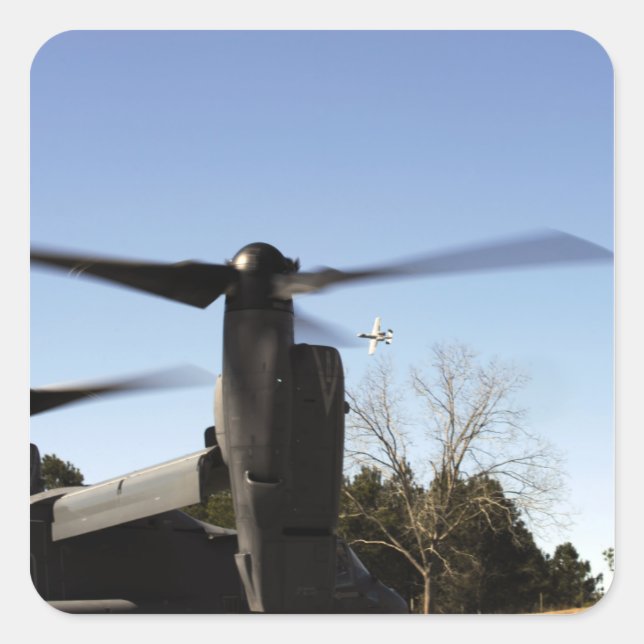 Pegatina Cuadrada Un CV-22 Osprey se prepara para despegar (Anverso)