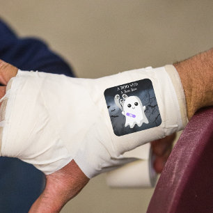 Pegatina Cuadrada Un fantasma de Halloween BOO con un Boo Boo
