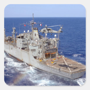 Pegatina Cuadrada Un helicóptero despeja la cubierta de vuelo