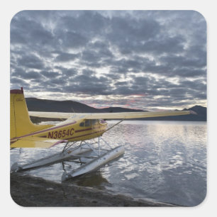 Pegatina Cuadrada Un hidroavión en el pintoresco lago Takahula