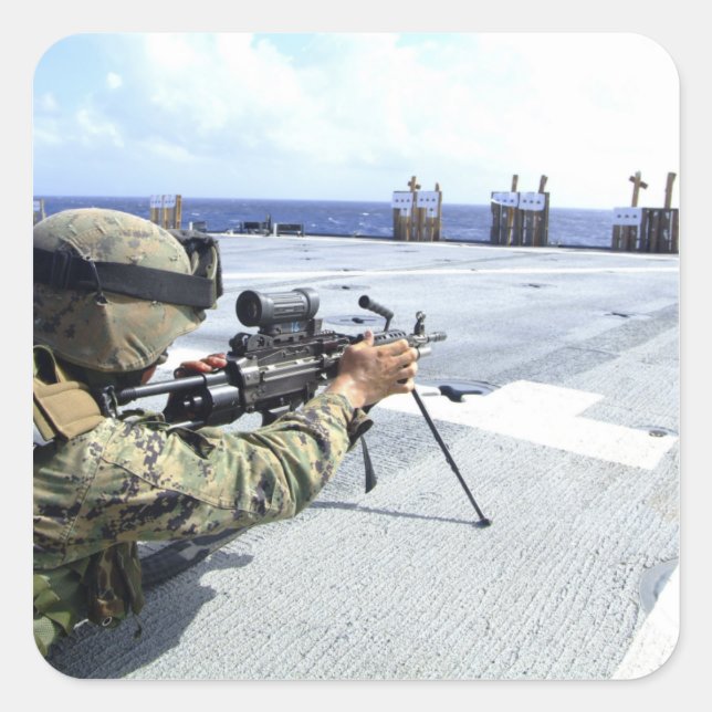 Pegatina Cuadrada Un infante de marina estadounidense ajustando su a (Anverso)