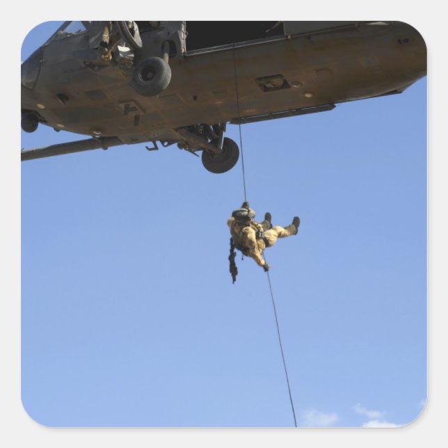 Pegatina Cuadrada Un pararescueman rappels de un HH-60 (Anverso)