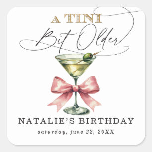 Pegatina Cuadrada Un poco más viejo Martini lazo rosa cumpleaños