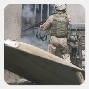 Pegatina Cuadrada Un policía militar utiliza una violación alreded