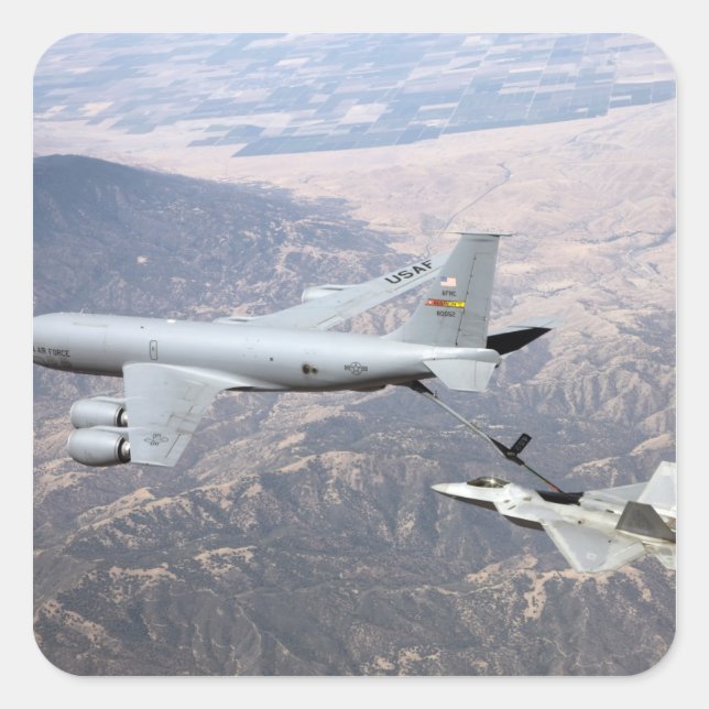 Pegatina Cuadrada Un Raptor F-22 recibe combustible de un KC-135 (Anverso)