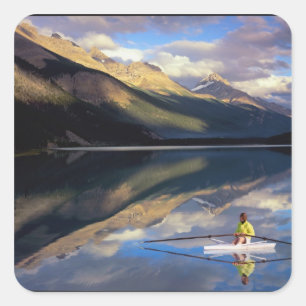 Pegatina Cuadrada Un remero en el lago Banff en Canadá (MR)