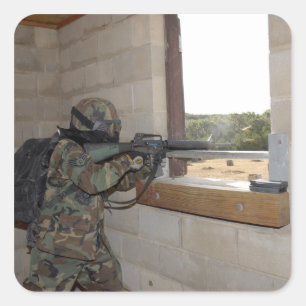 Pegatina Cuadrada Un soldado actúa como fuerza de oposición