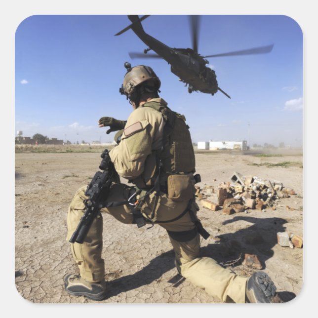Pegatina Cuadrada Un soldado conduce la seguridad de un HH-60 (Anverso)