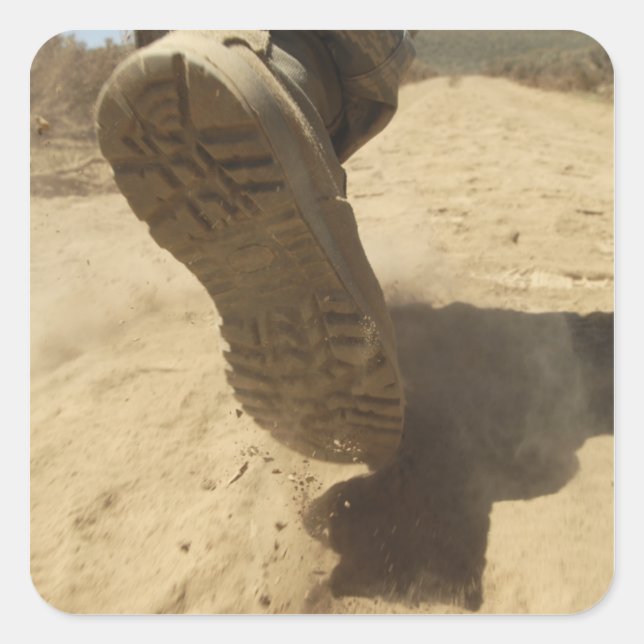 Pegatina Cuadrada Un soldado estadounidense camina por un camino de  (Anverso)