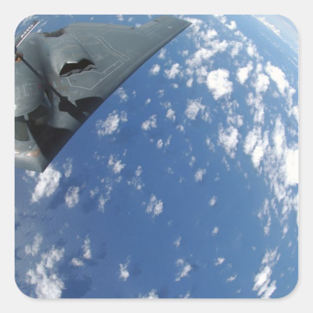 Pegatina Cuadrada Un Stratotanker KC-135 reabastece un Espíritu B-2 (Anverso)
