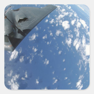 Pegatina Cuadrada Un Stratotanker KC-135 reabastece un Espíritu B-2