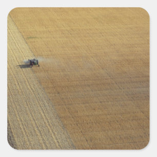 Pegatina Cuadrada Un tractor cosechando