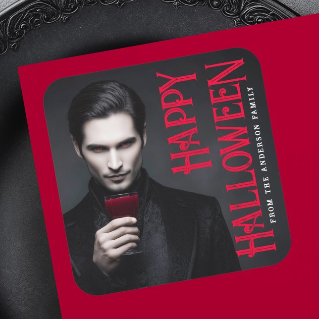 Pegatina Cuadrada Un vampiro guapo bebiendo sangre Feliz Halloween (Handsome vampire drinking blood Happy Halloween Square Sticker)