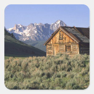 Pegatina Cuadrada Una cabaña de troncos y las montañas Sawtooth en