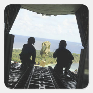 Pegatina Cuadrada Una caja de mercancías humanitarias