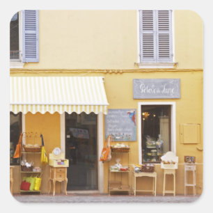 Pegatina Cuadrada Una calle de mercado en el casco antiguo con una t