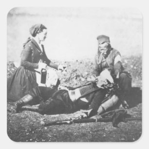 Pegatina Cuadrada Una enfermera cuidando a un hombre herido