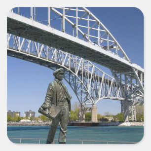 Pegatina Cuadrada Una estatua de Thomas Edison del artista local