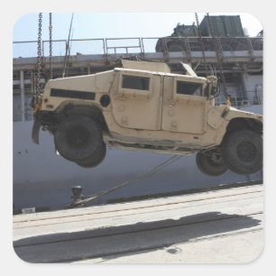 Pegatina Cuadrada Una grúa levanta una Humvee M998