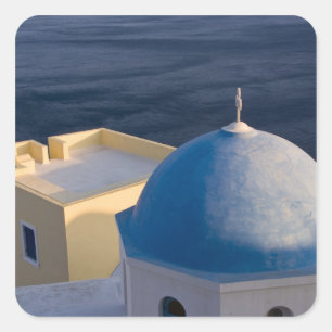 Pegatina Cuadrada Una iglesia ortodoxa cerca del mar, Oia Santorini