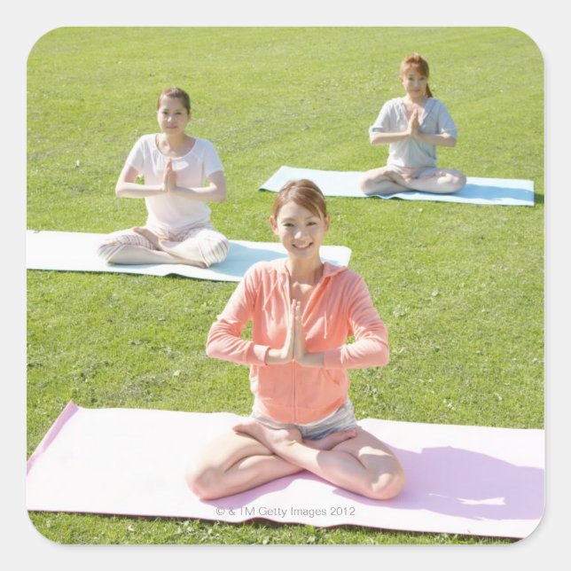 Pegatina Cuadrada Una joven haciendo yoga (Anverso)