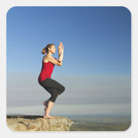 una joven practica yoga en un fanfarroneo