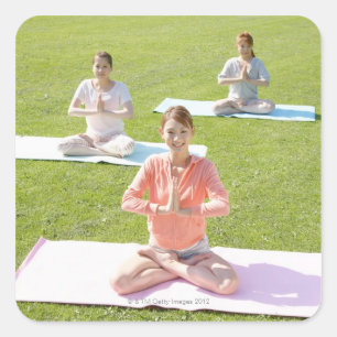 Pegatina Cuadrada Una mujer joven que hace yoga