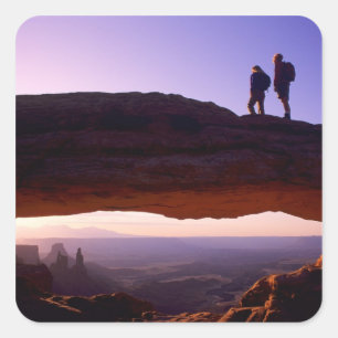 Pegatina Cuadrada Una pareja observa el amanecer desde la cima del A