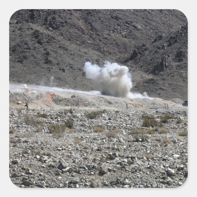 Pegatina Cuadrada Una ronda de un lanzamisiles pequeño AT-4 (Anverso)