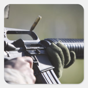 Pegatina Cuadrada Una ronda vuela de la cámara de un M-16A2