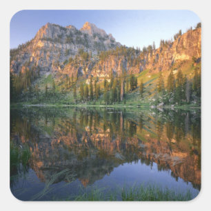 Pegatina Cuadrada UTAH. EE. UU. Monte Magog reflejado en White Pine