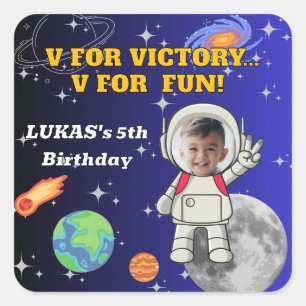 Pegatina Cuadrada V De Victoria V De Diversión Cumpleaños De Niño As