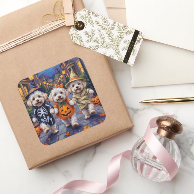 Pegatina Cuadrada Vestidos de Halloween de truco o tratamiento de Bi (Regalar)