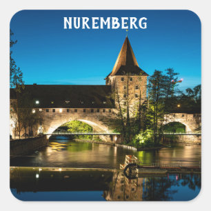 Pegatina Cuadrada Viejo puente medieval de noche en Nuremberg