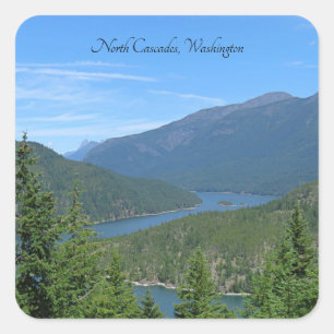 Pegatina Cuadrada Vientos del Lago Azul a través de montañas verdes 
