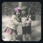 Pegatina Cuadrada Vintage Christmas, Best Friends on Skis<br><div class="desc">Vintage Feliz Navidad. Foto de los mejores amigos,  un niño y una niña,  dos niños divertidos esquiando en la nieve durante el invierno. Está nevando en el bosque.</div>