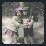 Pegatina Cuadrada Vintage Christmas, Best Friends on Skis<br><div class="desc">Vintage Feliz Navidad. Foto de los mejores amigos,  un niño y una niña,  dos niños divertidos esquiando en la nieve durante el invierno. Está nevando en el bosque.</div>