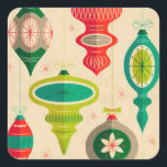 Pegatina Cuadrada Vintage Christmas Square Pegatinas<br><div class="desc">Diga Feliz Navidad, Saludos de Temporada y/o Feliz Navidad con estilo con nuestra vintage colección de Navidad. Este diseño vintage ha sido creado pensando en los colores de los Navidades tradicionales. El diseño presenta adornos navideños o lámparas de Navidad (baubles) en rojo y verde sobre un fondo beige dorado. En...</div>