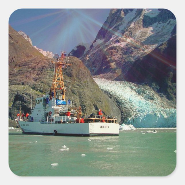 Pegatina Cuadrada Vista de la montaña en Alaska con barco (Anverso)