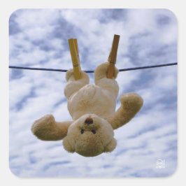 Pegatina Cuadrada Waslijn met knuffelbeer die hangt te drogen.