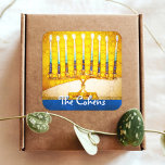 Pegatina Cuadrada Yellow Gold Hanukkah Menorah Elegant Custom Name<br><div class="desc">Una foto de primer plano de una brillante, colorida y amarilla foto de una estrella del arte dorado menorah te ayuda a inaugurar las vacaciones de Hanukkah. Sienta el calor y la alegría de la temporada de vacaciones cada vez que usas este impresionante y colorido pegatina Hanukkah. En mi colección...</div>