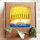 Pegatina Cuadrada Yellow Gold Hanukkah Menorah Elegant Custom Name<br><div class="desc">Una foto de primer plano de una brillante, colorida y amarilla foto de una estrella del arte dorado menorah te ayuda a inaugurar las vacaciones de Hanukkah. Sienta el calor y la alegría de la temporada de vacaciones cada vez que usas este impresionante y colorido pegatina Hanukkah. En mi colección...</div>