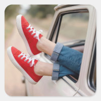 Zapatillas rojas colgando de la ventanilla de una